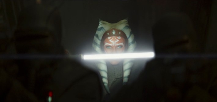 Ahsoka holds a lightsaber in the mandalorian
