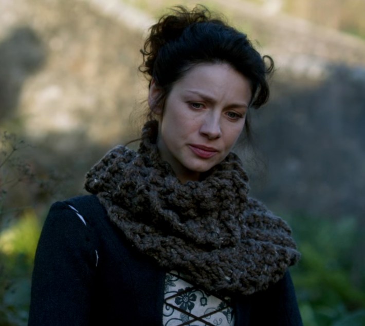 An image of Outlander season 1 that shows Claire in the knitted cowl.