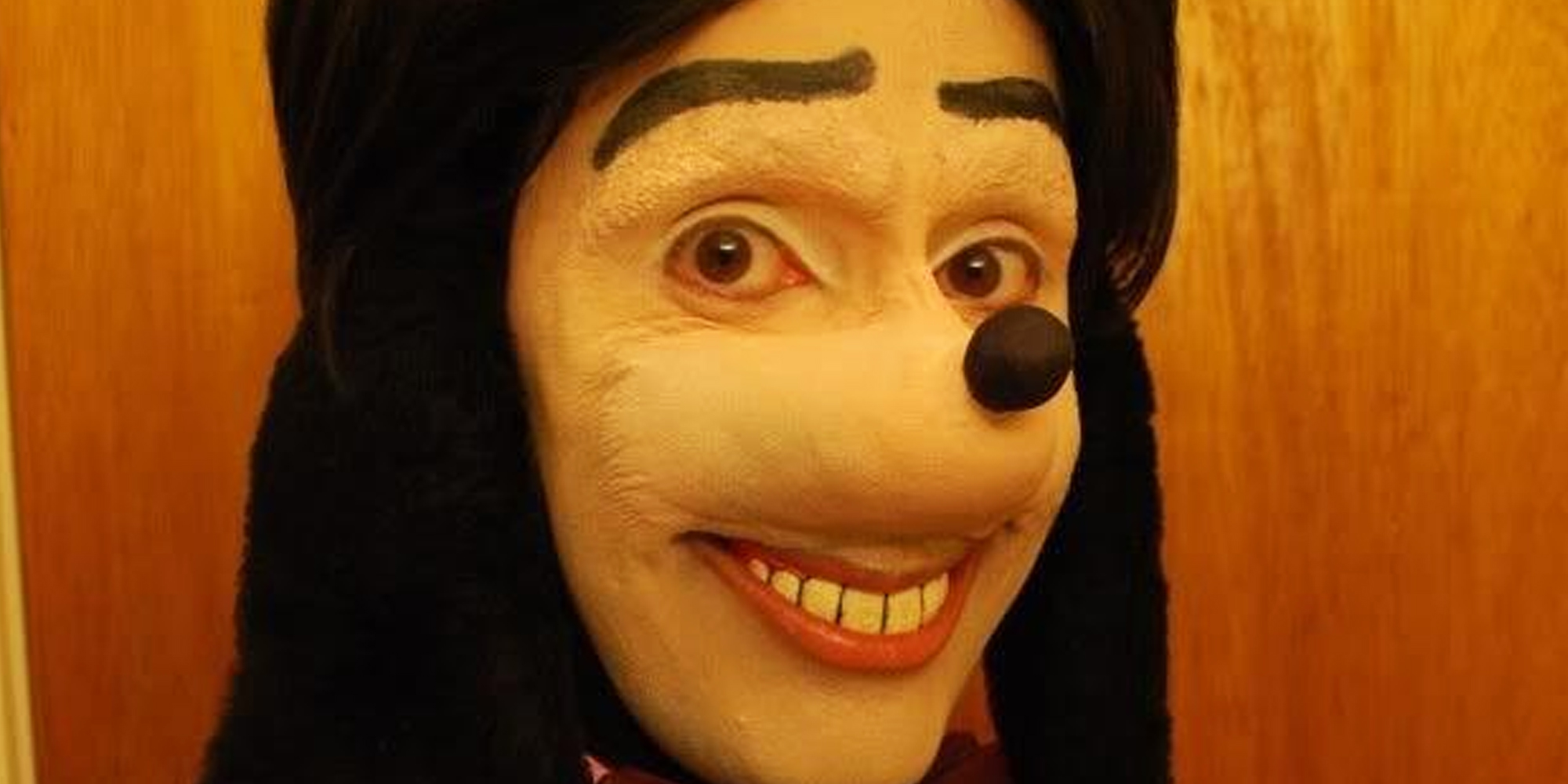 Jonathan Galindo dressed up as cursed goofy