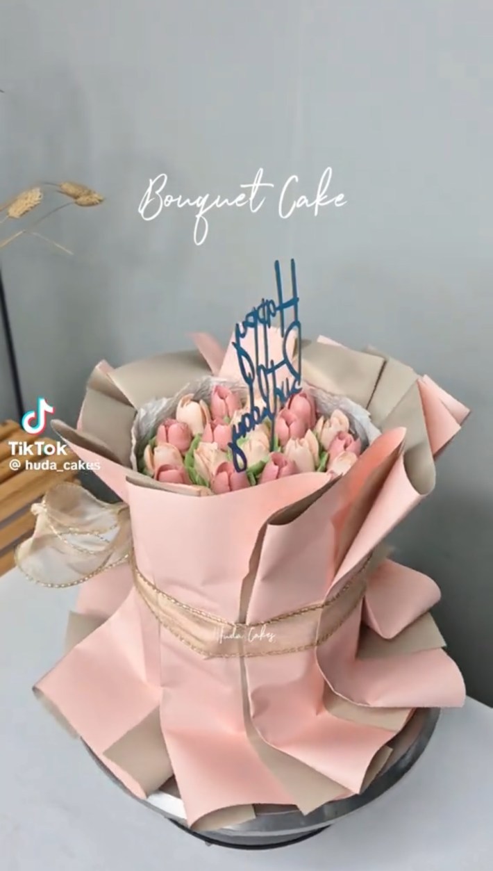 Bouquet of pink cake flowers