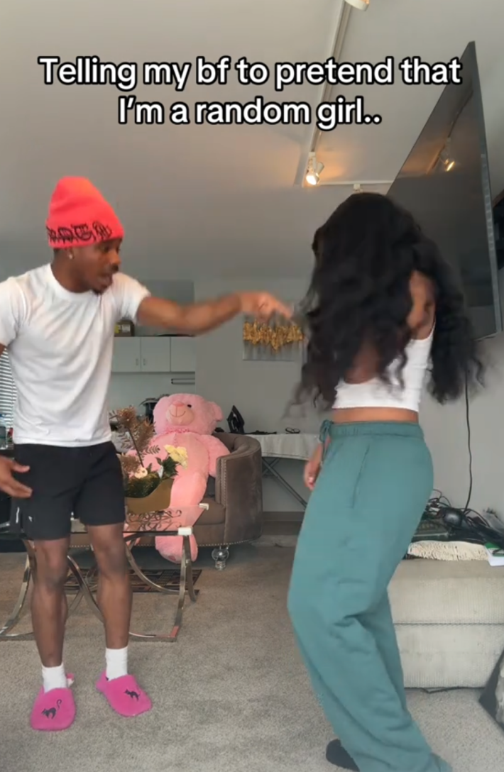 Muiz screaming at his girlfriend Jae while in the roleplay scenario for the "random girl" challenge