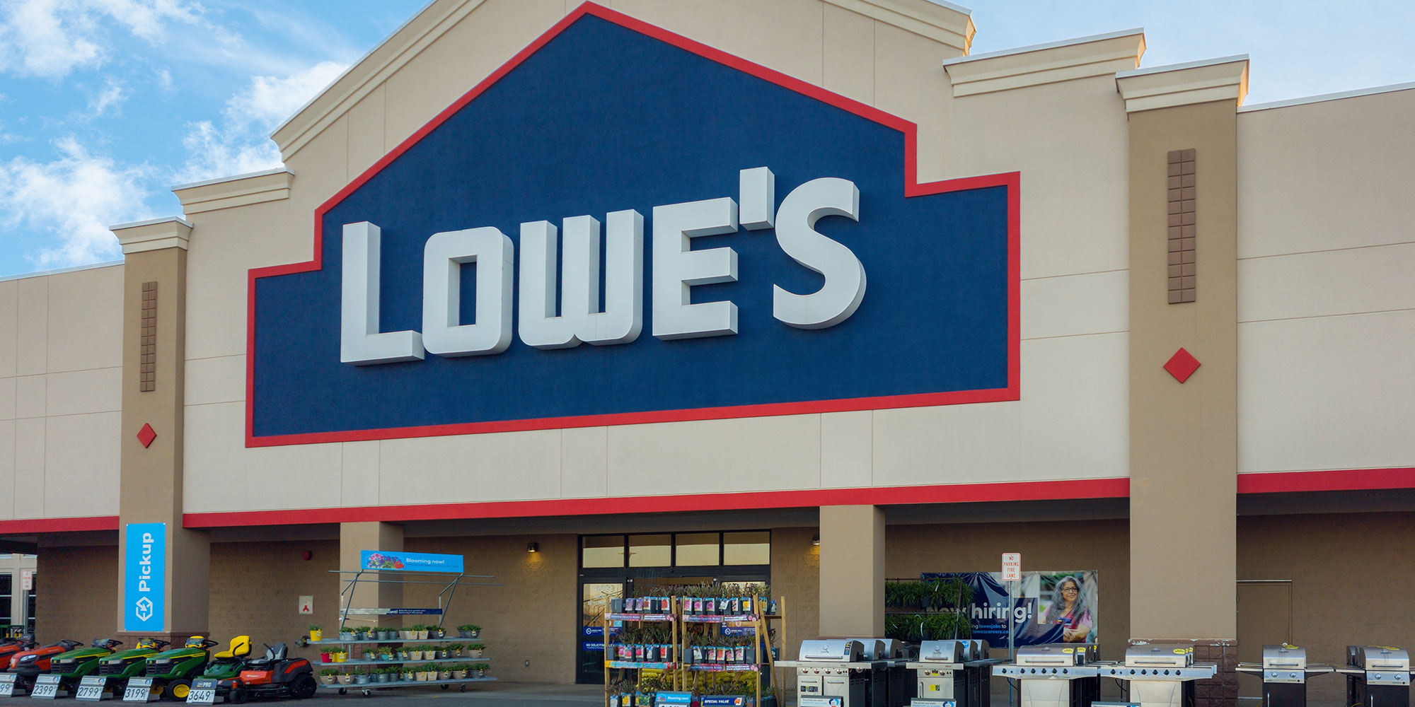 Photo of a Lowe's exterior.