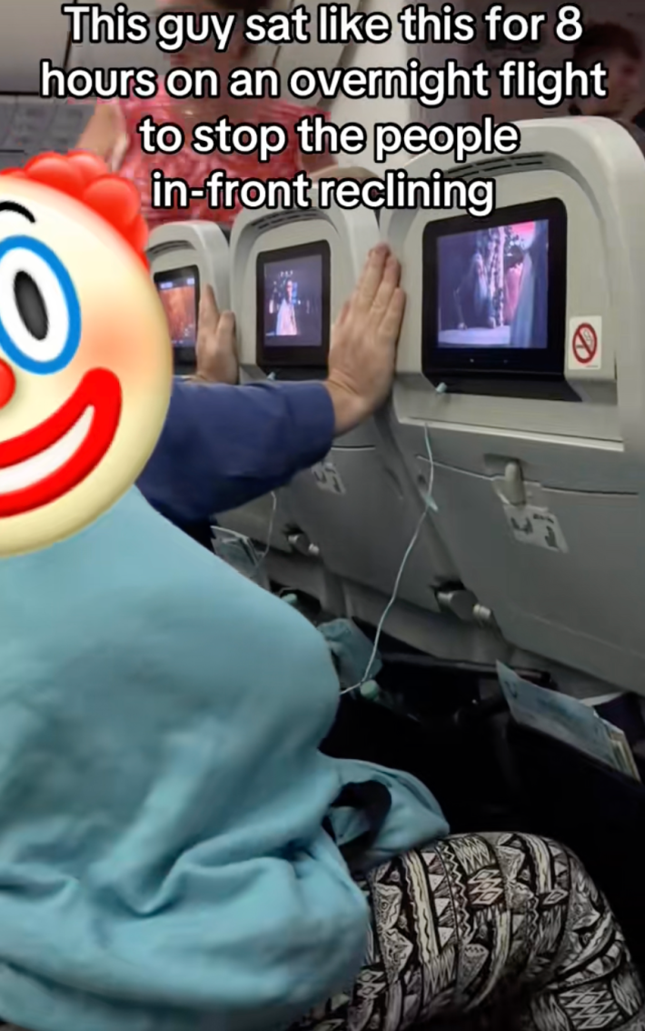 According to the video’s onscreen text, “This guy sat like this for 8 hours on an overnight flight to stop the people in-front from reclining.”