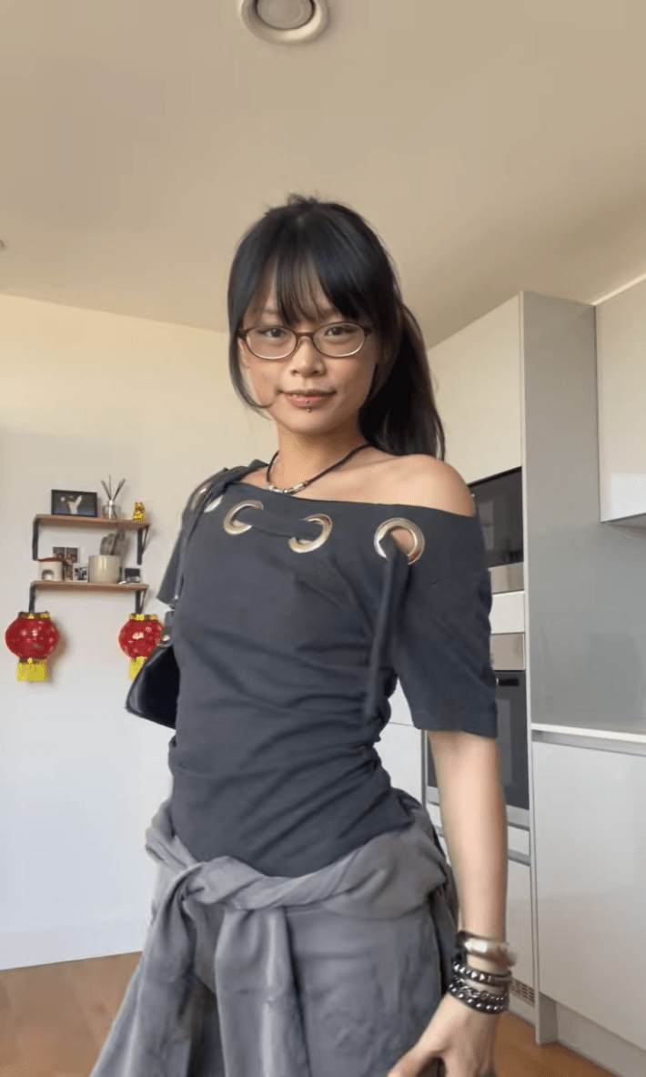 Thrift flipped top with large grommets along the collar.