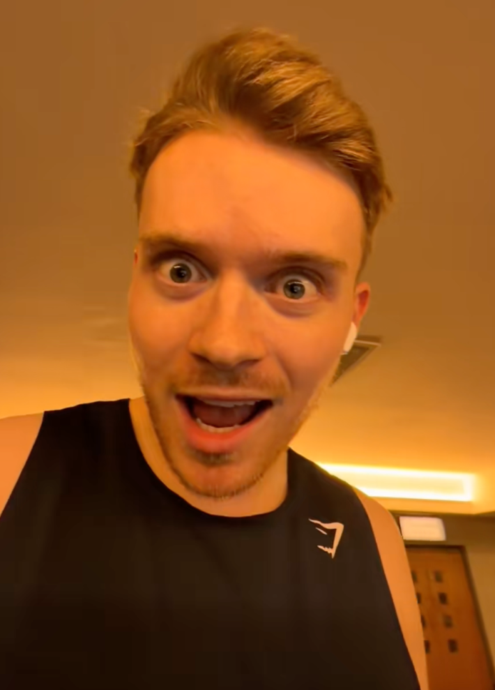 @max_balegde/TikTok playing Nintendo Switch while on treadmill at the gym