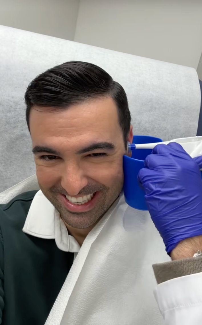 @javirod305 /TikTok heving earwax removal service at CVS MinuteClinic - healthcare provider uses device to remove ear wax with warm water