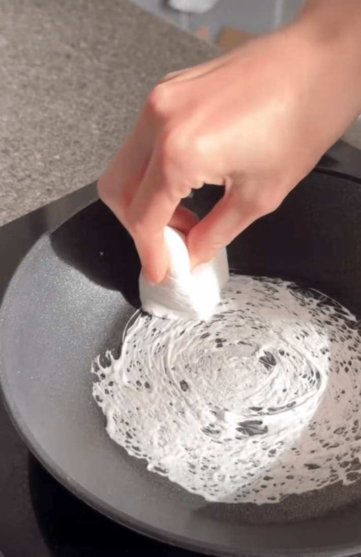 @natasha.ffb/TikTok melting marshmallow in a frying pan to make a marshmallow net