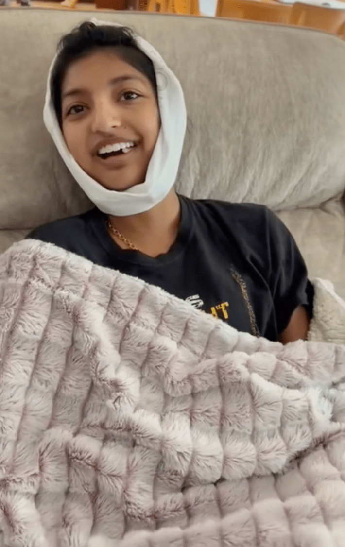 @keepingupwrianna/TikTok recovering from wisdom tooth removal surgery