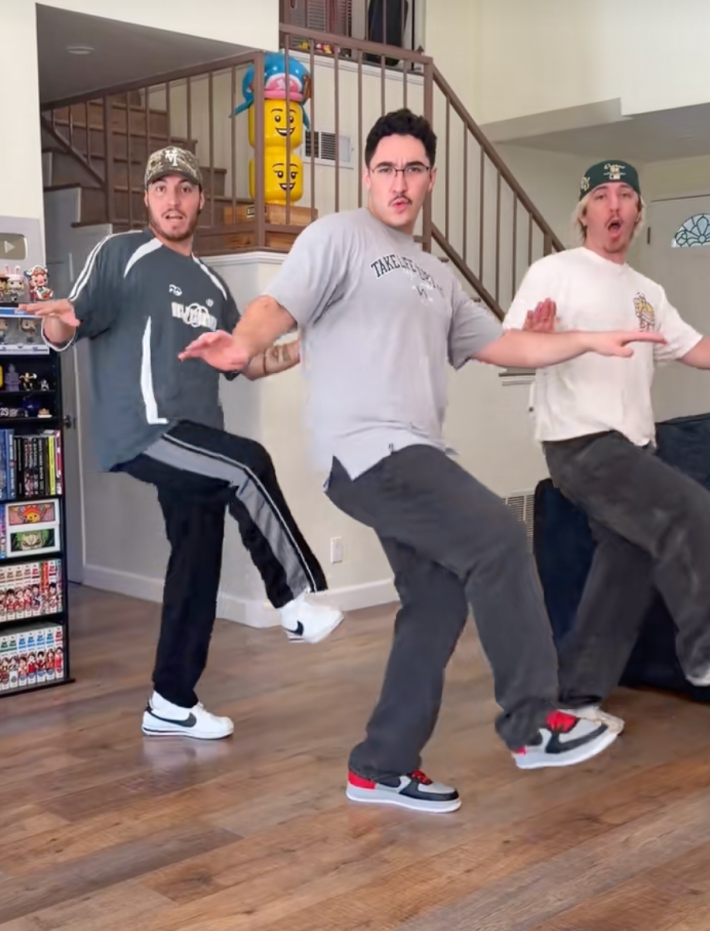 @thewilliamsfam_/TikTok, people emulating Ai generated dance