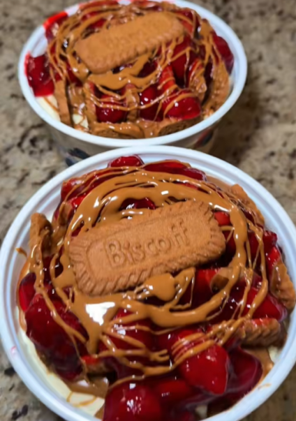 Vídeo TikTok mostrando dois potes de cheesecake japonês com cerejas em compota e calda de caramelo.