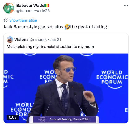 Tweet que diz, "Óculos estilo Jack Baeur mais 🤣o auge da atuação" com um vídeo de Macron discursando no Fórum Econômico Mundial.