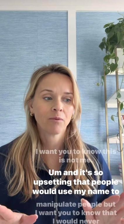 Reese Witherspoon falando para a câmera e gesticulando com as mãos. Leituras de sobreposição de texto, "Eu quero que você saiba que este não sou eu. E é tão perturbador que as pessoas usem meu nome para manipular outras pessoas, mas quero que você saiba que eu nunca faria isso."
