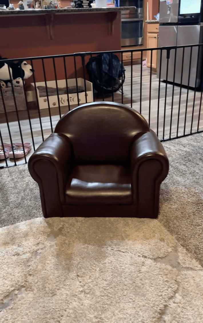 @josuemtz27/TikTok tiny chair