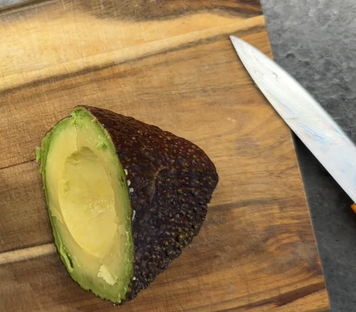 @Fluffisle/Youtube abacate fatiado e faca