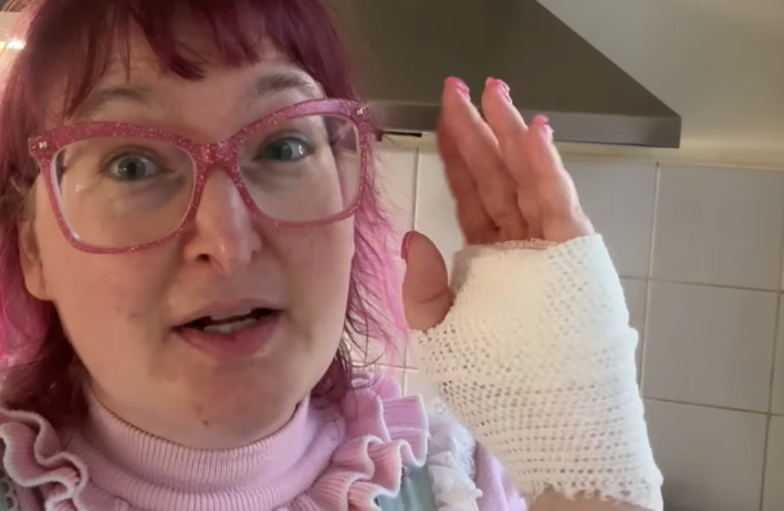 @Fluffisle/Youtube bandaged hand