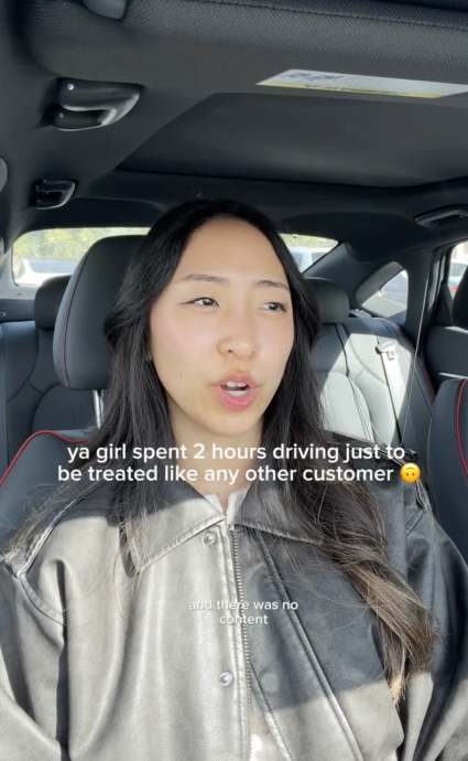 uma mulher em seu carro falando sobre como ela foi pescada pela reforma