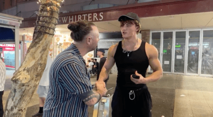 dois homens apertando as mãos