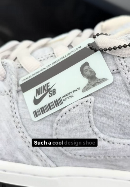 Vídeo do TikTok mostrando um par de Kirkland Signature x Nike SB Dunk Low Pro QS.