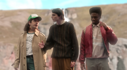 Três atores de Stranger Things em uma esquete do SNL como seus personagens antigos.