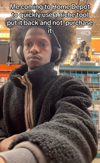 @chuistyled/TikTok usando uma chave de fenda em um corredor da Home Depot, o texto na tela diz: “Eu vim para a Home Depot para usar uma ferramenta de nicho, colocá-la de volta e não comprá-la”.