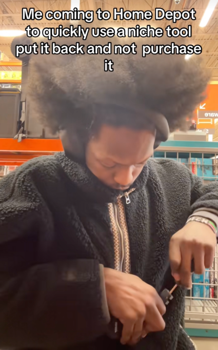 @chuistyled/TikTok usando uma chave de fenda em um corredor da Home Depot, o texto na tela diz: “Eu vim para a Home Depot para usar uma ferramenta de nicho, colocá-la de volta e não comprá-la”.