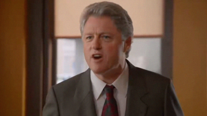 Bill Clinton em Ted parecendo irritado