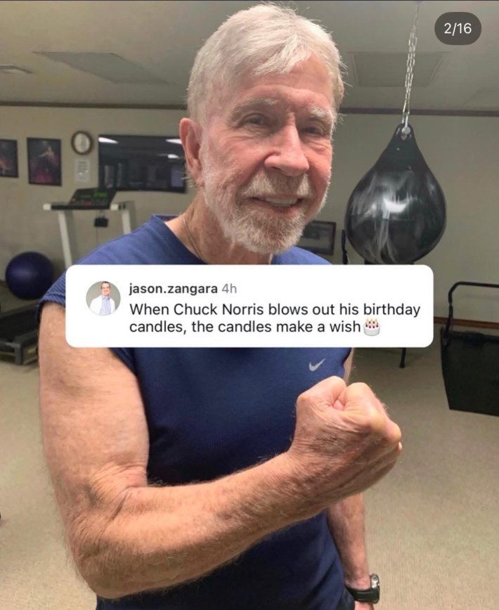 Meme de Chuck Norris sobre soprar velas de aniversário.