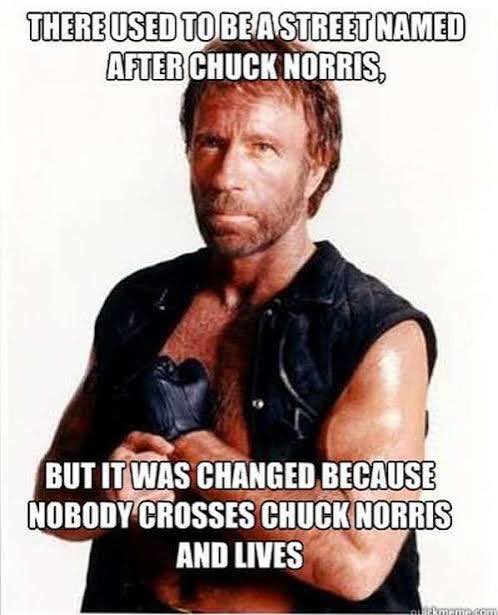 Meme de Chuck Norris sobre uma rua com seu nome.