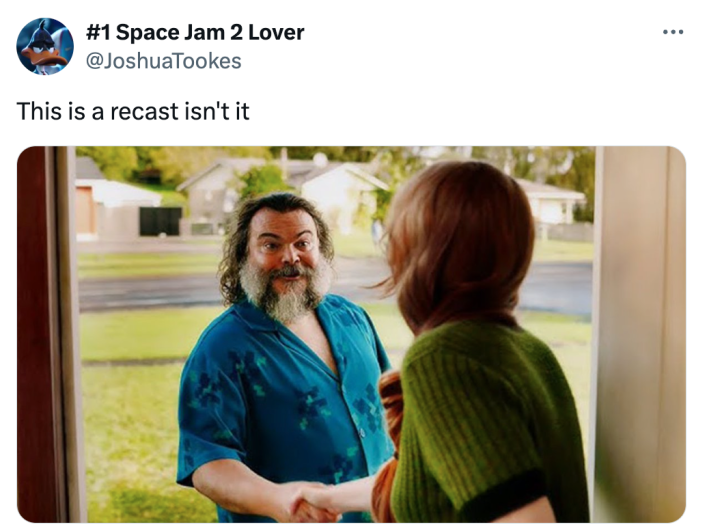 Tweet que diz, "Esta é uma reformulação, não é?" com uma captura de tela de Steve e Alex apertando as mãos do primeiro filme do Minecraft.