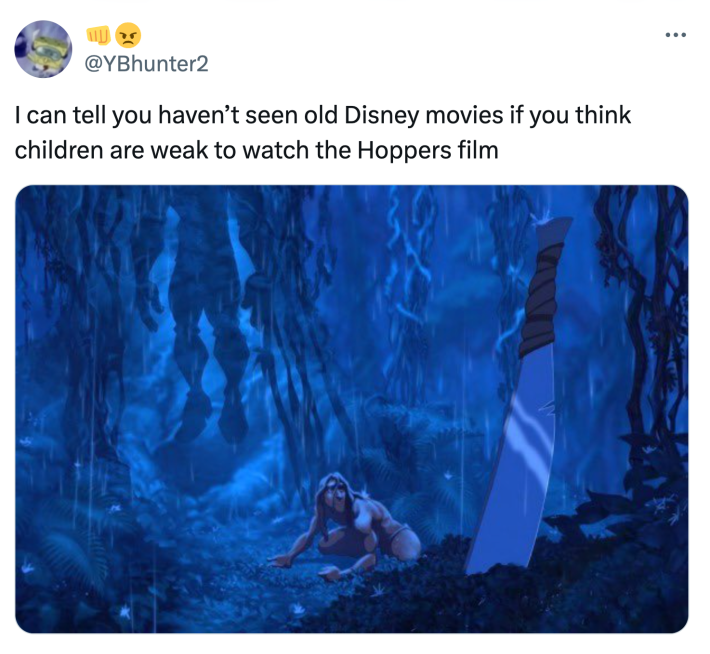 Tweet que diz, "Posso dizer que você não viu filmes antigos da Disney se acha que as crianças são fracas para assistir ao filme de Hoppers." Eles incluíram uma captura de tela de uma cena de Tarzan com um facão cravado no chão.