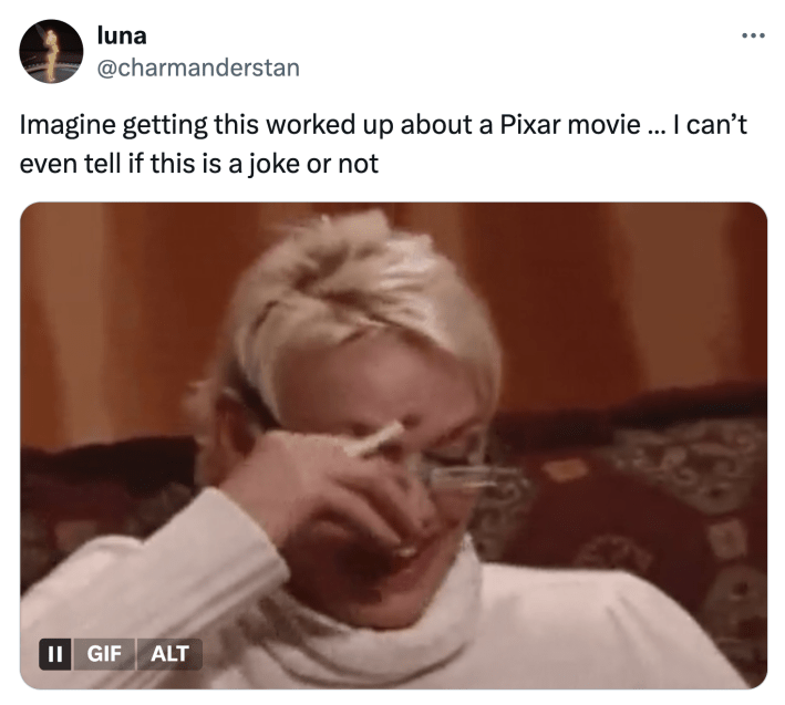 Tweet que diz, "Imagine ficar pensando nisso sobre um filme da Pixar... Nem sei dizer se isso é uma piada ou não."
