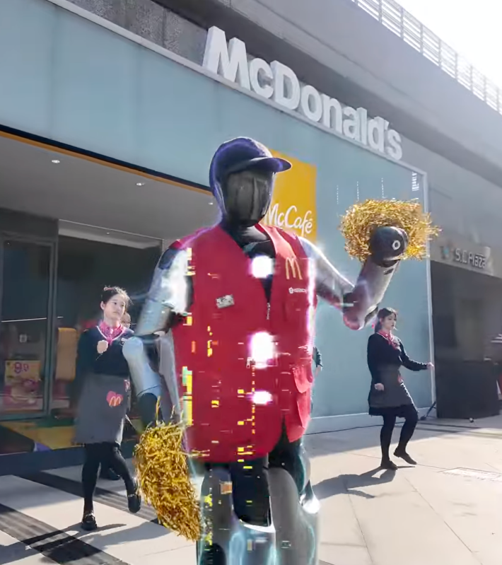 Keenon Robotics/Youtube robot working at McDonalds in Shanghai
