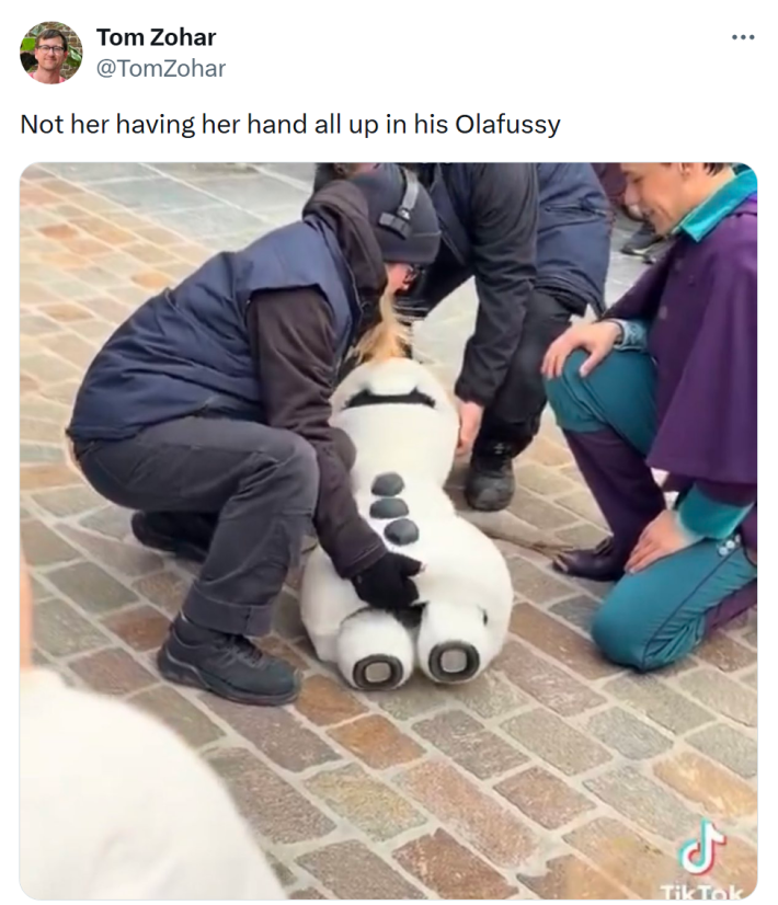 Tweet that reads, "Not her having her hand all up in his Olafussy" with a screenshot of one of the Disney staff holding Olaf by the front to pick him up.