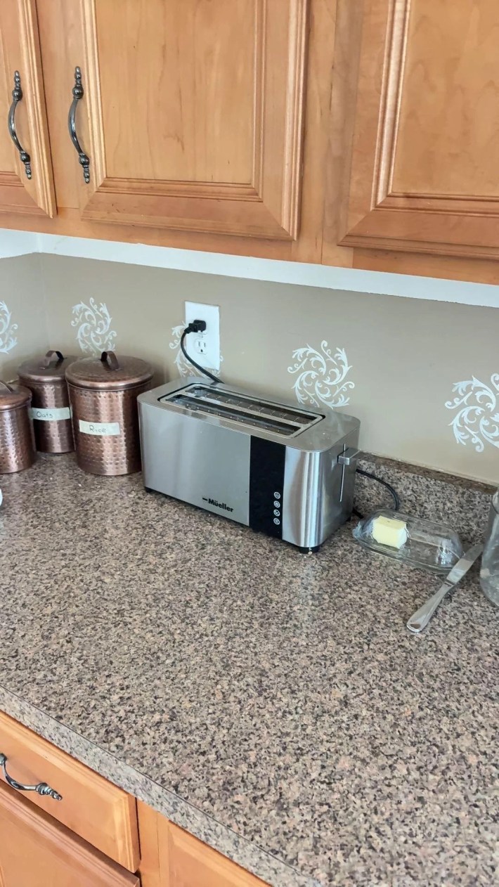 u/South-Basket-887 via Reddit conectado à torradeira ociosa