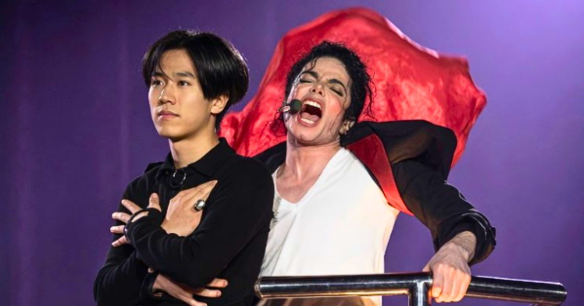 A resurfaced video of Michael Jackson protecting a fan who climbed onto his crane in 1996 has Reddit users praising his stage presence again