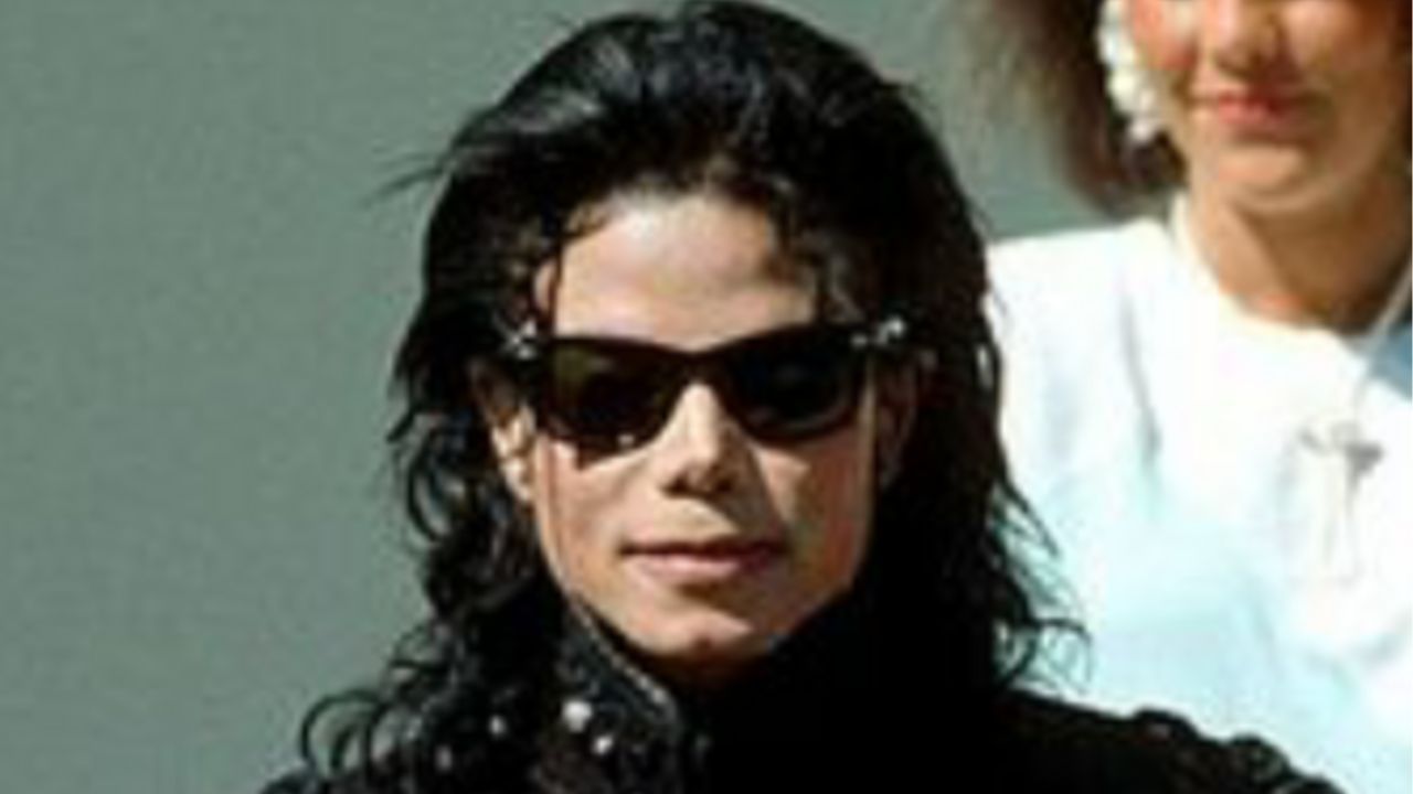 A resurfaced video of Michael Jackson protecting a fan who climbed onto his crane in 1996 has Reddit users praising his stage presence again