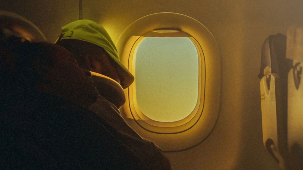 Man Sleeps Through 12-Hour Flight With Clever Phone Hack
