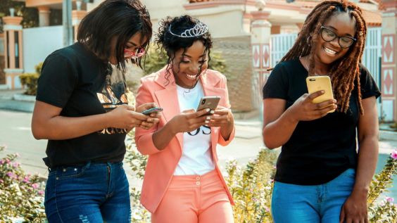 Woman Discovered Her Friend Group Had a Secret Chat Excluding Her — She Left Without Saying a Word and Reddit Backed Her Fully