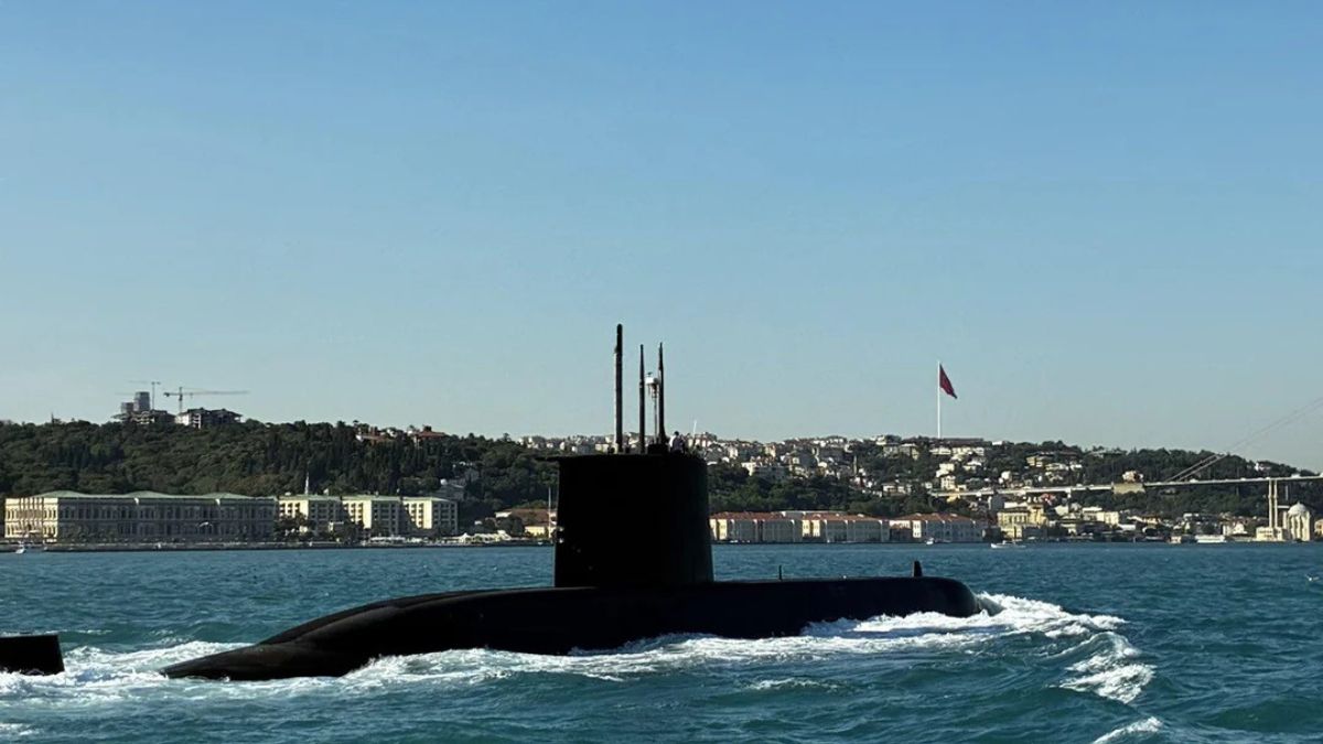 Redditor is late to a date because of a submarine