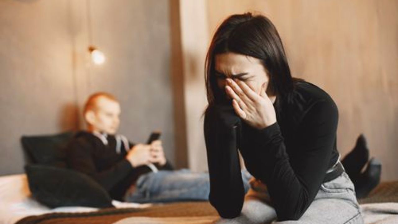Woman unlocks boyfriend's phone to find that he is cheating on her with her best friend