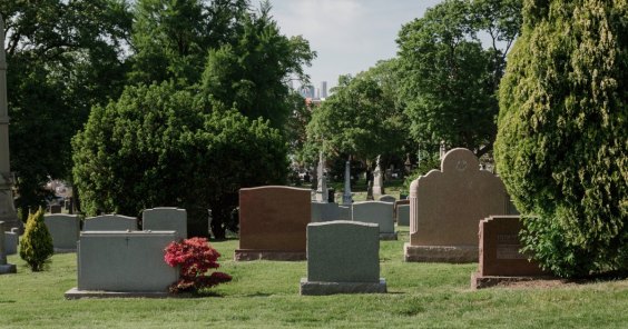 “It Kills Me”: Woman Says She Never Came Out to Her Father Before His Death
