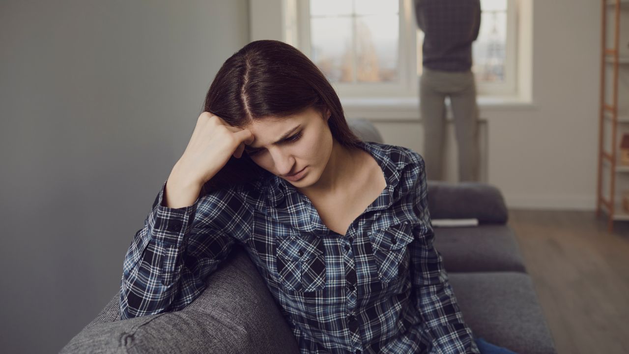 A boyfriend accidentally hurt his girlfriend during a fight, but she doesn't want to leave even though Reddit strongly suggested it.