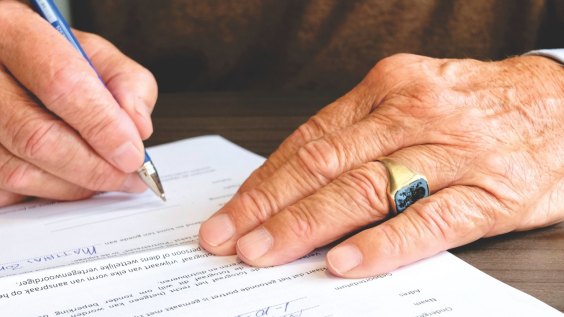 Redditor Says Her Parents Left Her Nothing but Their Medical Decisions—‘My Brothers Get the Tangible Things’