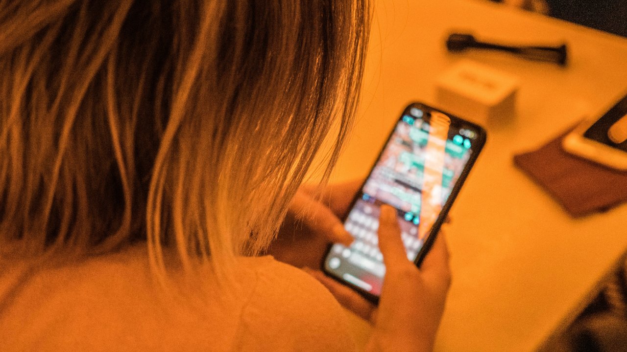 Woman Gets Text From Boyfriend’s Other Girlfriend