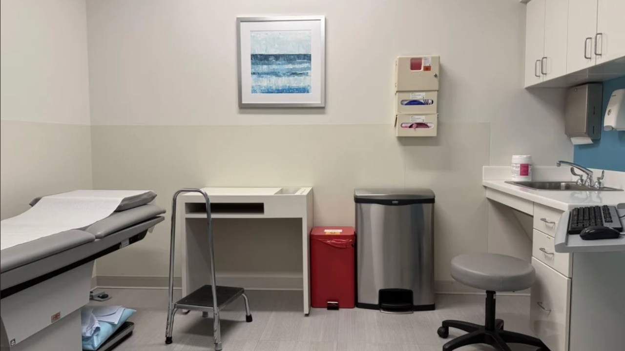 Patient turned to Reddit after doctor showed up over an hour late for the appointment.