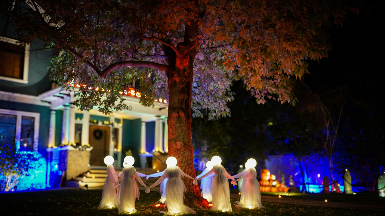 Redditor Shuts Off Halloween Decorations Mid-Tour
