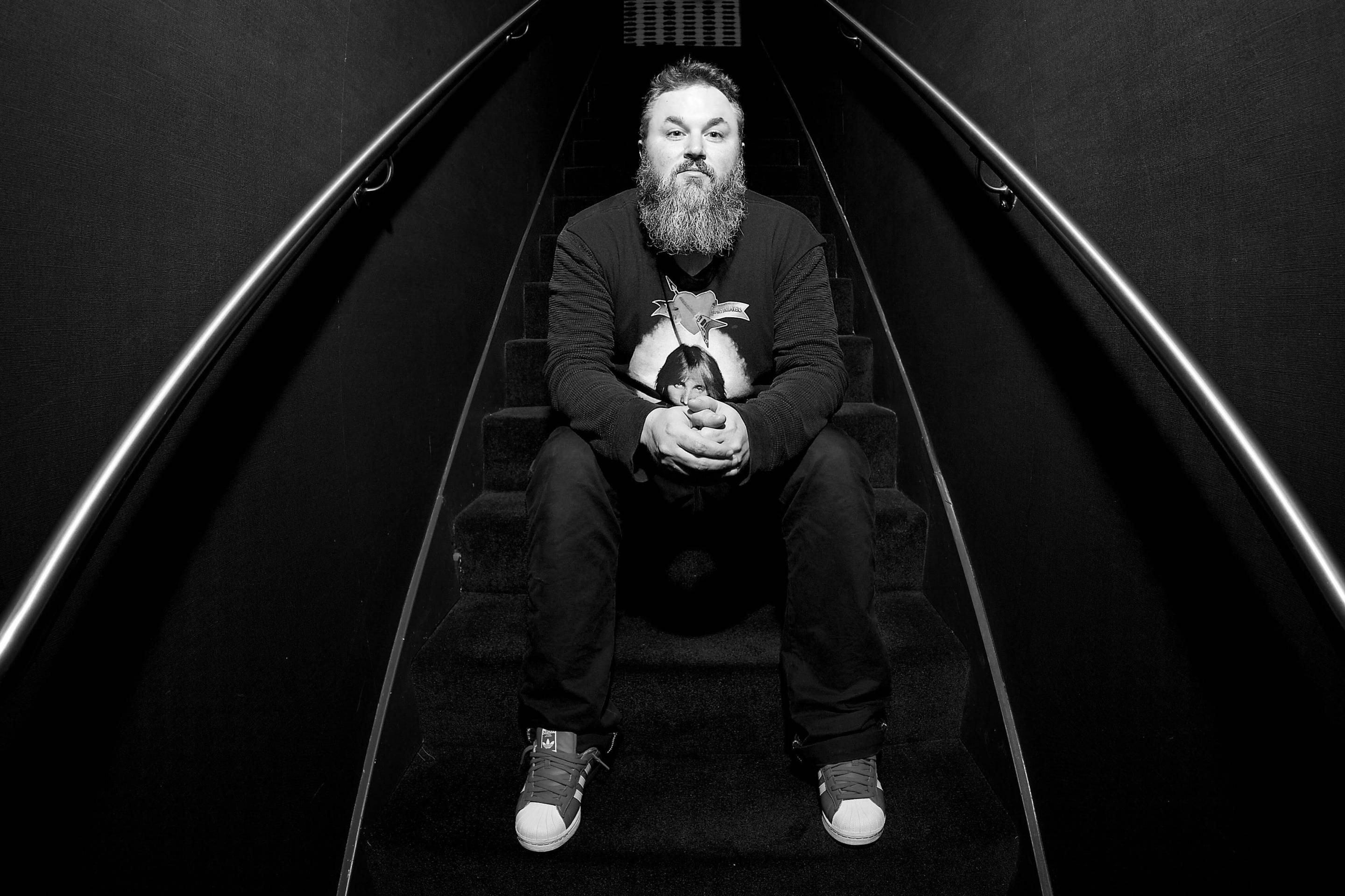 Geoff Tate on stairs