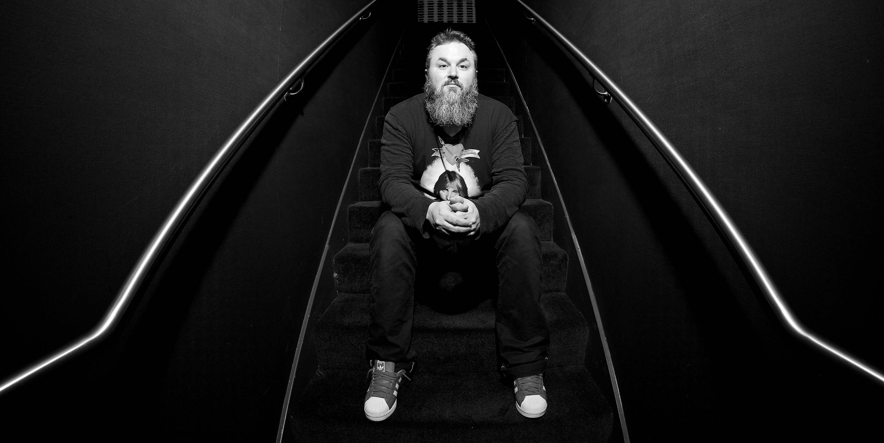 Geoff Tate on stairs